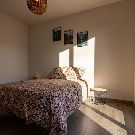 Maison Neuve Face Aux Pyrenees Feriehus *