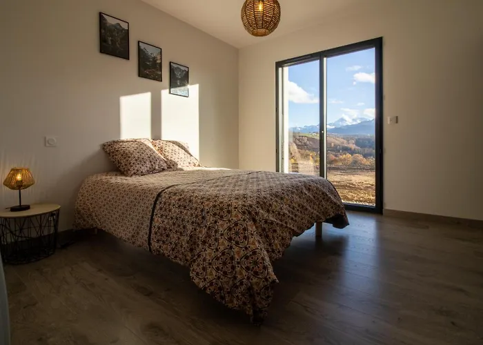 Maison Neuve Face Aux Pyrenees *