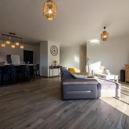 Maison Neuve Face Aux Pyrenees Holiday home Loucrup